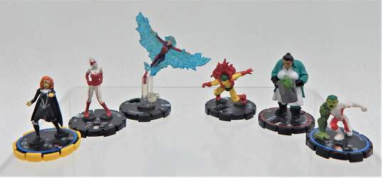 DC Heroclix Miniature Figurines W/ Cards image number 2