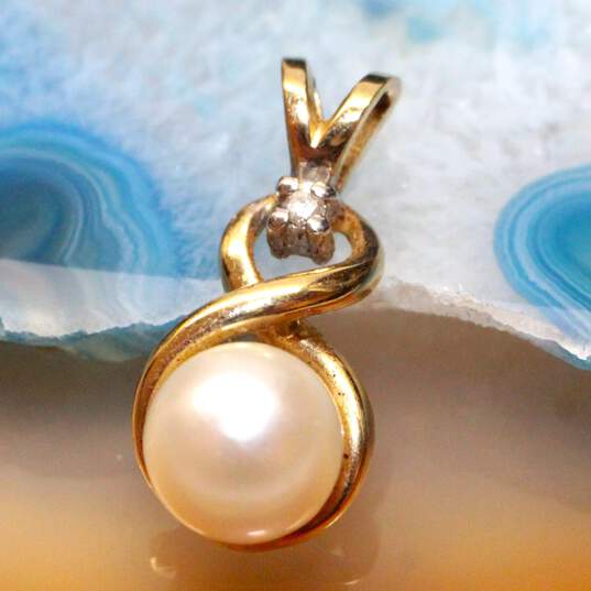 10K Yellow Gold Diamond Accent Pearl Pendant - 1.4g image number 1