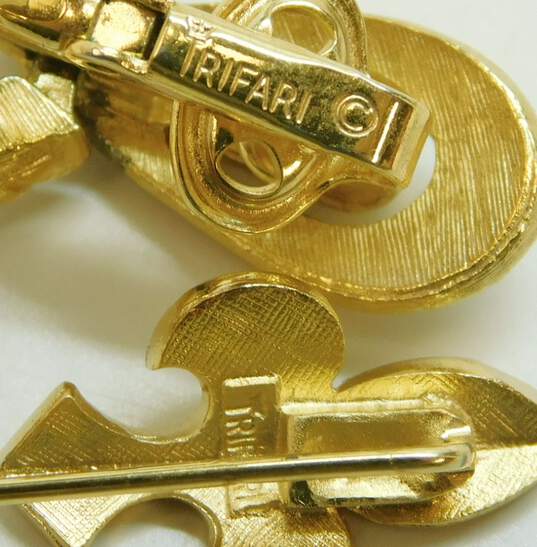 Vintage Crown Trifari Gold Tone Earrings and Pin image number 5