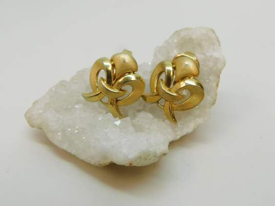 Vintage Trifari Goldtone Satin & Smooth Fleur De Lis Clip On Earrings 8.9g image number 2