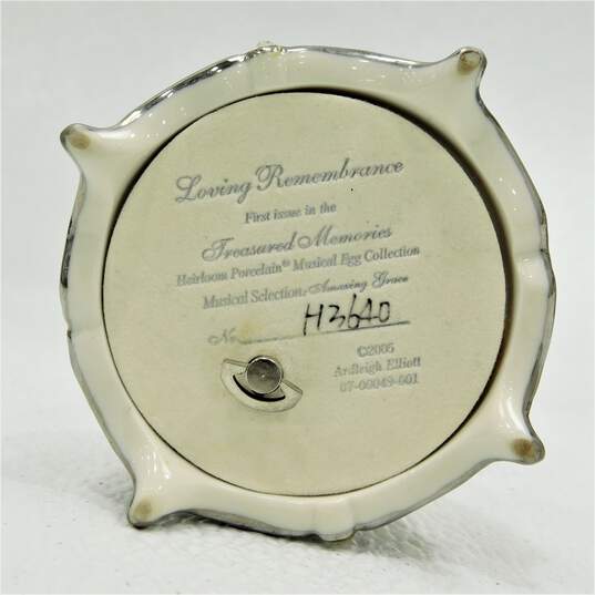 Ardleigh Elliot Brand H3640 Loving Remembrance Model Treasured Memories Heirloom Porcelain Musical Egg image number 4