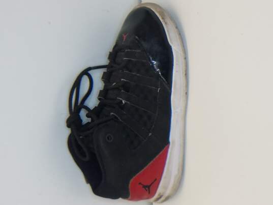 Air Jordan Max Aura Black, Red Boy's Size 10C image number 1