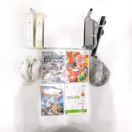 Nintendo Wii W/ 4 Games + 2 controllers
