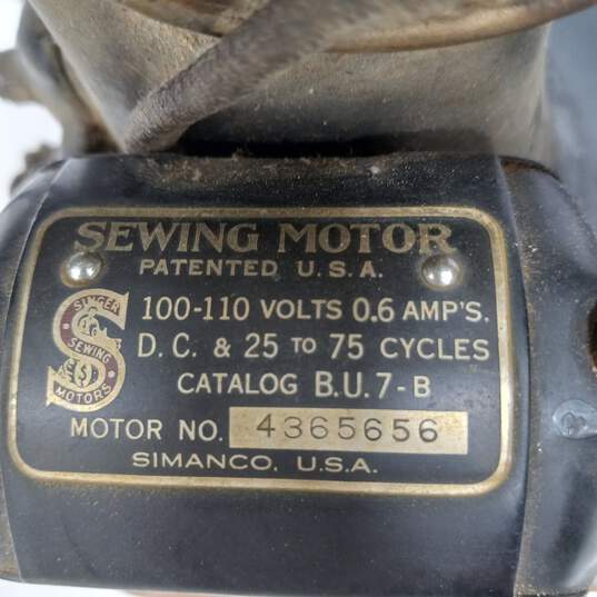 Antique Singer Sewing Machine/Case image number 5