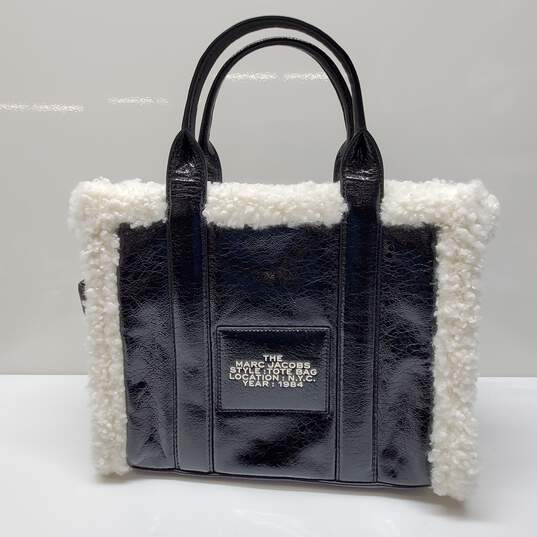 Marc Jacobs The Crinkle Shearling Black Leather Tote Bag AUTHENTICATED image number 2