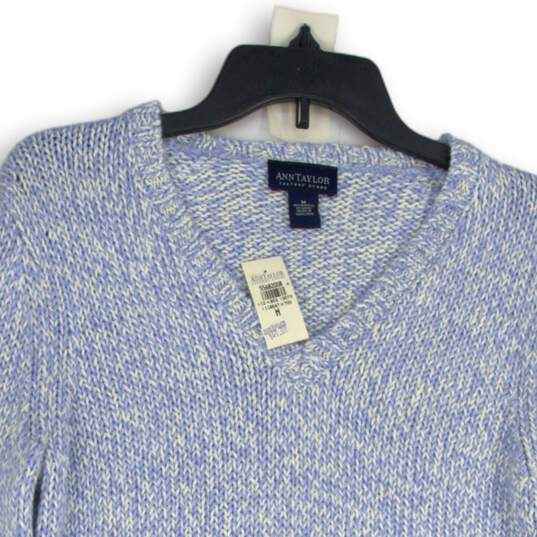 NWT Womens Blue Cable-Knit Long Sleeve V-Neck Pullover Sweater Size Medium image number 3