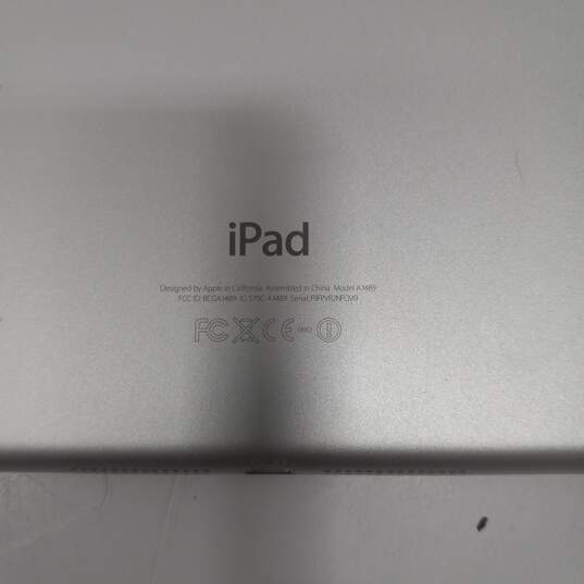 Apple iPad Silver Model No. A1489 With Black Case image number 4