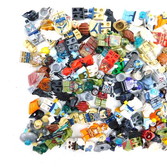 10.2 oz. LEGO Legends of Chima Minifigures Bulk Lot image number 2