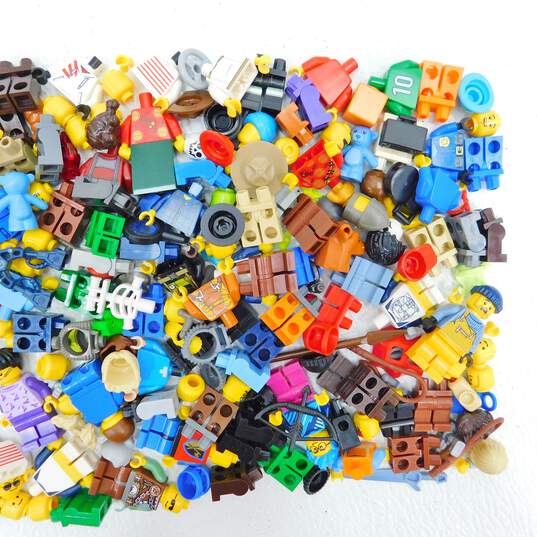 9.2 Oz. LEGO Miscellaneous Minifigures Bulk Lot image number 3