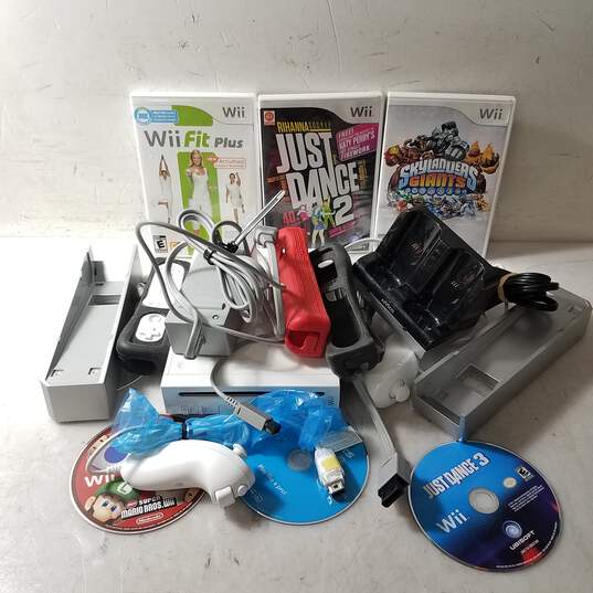 Untested Nintendo Wii Home Console W/Games image number 2