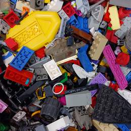 9.5lbs Lot of Assorted Lego Building Bricks alternative image
