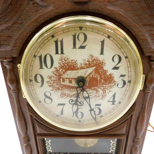 Vintage MCM Spartus Faux Wood Electric Self Starting Pendulum Mantel Shelf Clock image number 3