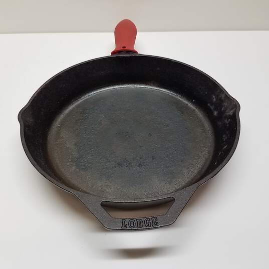 Lodge 10SK Cooking Skillet Pan with Red Handle Made in USA image number 3