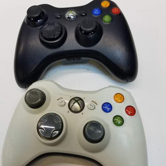Microsoft Xbox 360 controllers - Black & White image number 3