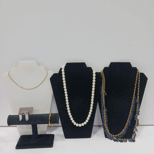Assorted Costume Jewelry Pieces image number 1