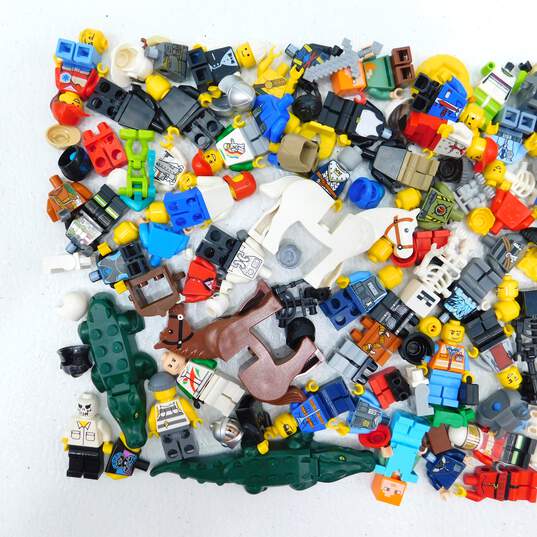 11.3 Oz. LEGO Miscellaneous Minifigures Bulk Lot image number 2