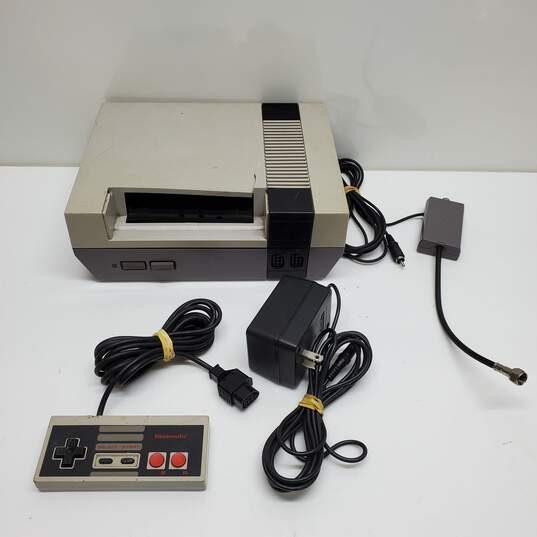 Vintage Nintendo Entertainment System NES-001 Video Game Console Untested image number 1
