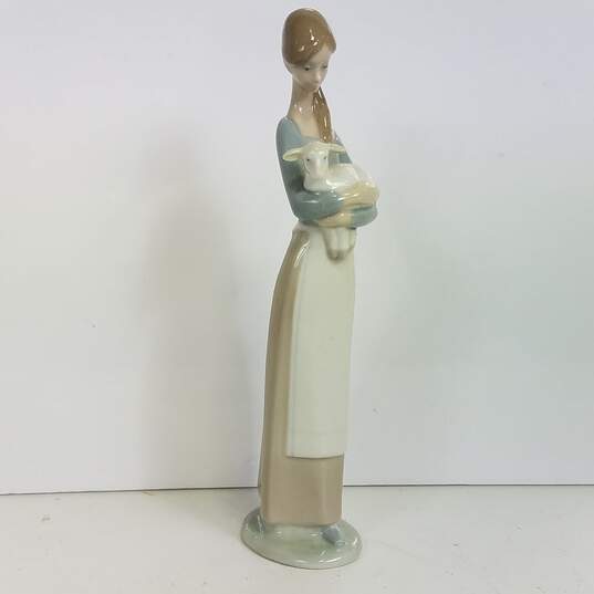 Lladro Porcelain Art Sculpture / Figurine Girl Holding a Lamb image number 1