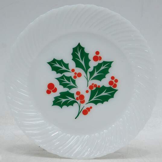 Vintage Termocrisa Crisa Christmas Holly Berry Milk Glass Dinner Plates Set of 4 image number 5
