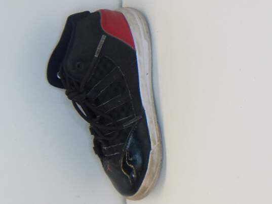 Air Jordan Max Aura Black, Red Boy's Size 10C image number 2