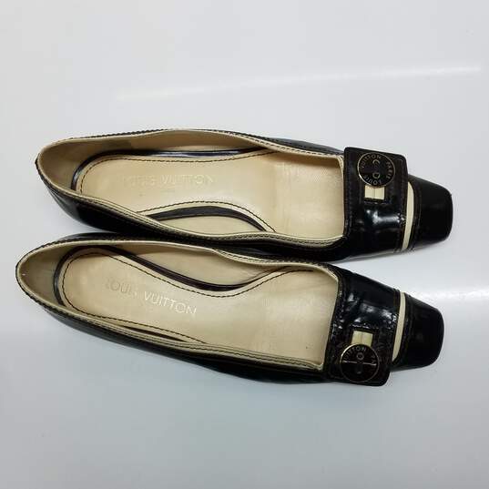 AUTHENTICATED Louis Vuitton Black Patent Leather Flats Size 37 image number 3