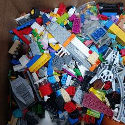 8.5lbs of Assorted LEGO Building Bricks
