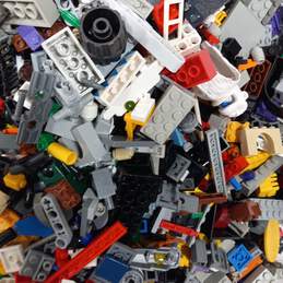 8lbs Lot of Assorted Building Toy Bricks alternative image