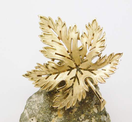 Vintage Crown Trifari Gold Tone Maple Leaf Brooch 15.2g image number 3