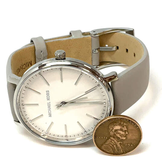 Designer Michael Kors MK2797 Silver-Tone Round White Dial Analog Wristwatch image number 2