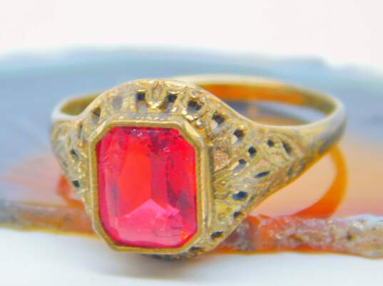 Vintage 10K Yellow Gold Red Glass Solitaire Filigree Accent Ring 1.8g image number 2