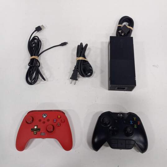 Microsoft Xbox One Console With 2 Controllers And 2 Turtle Beach/Nubwo Gaming Headsets image number 8
