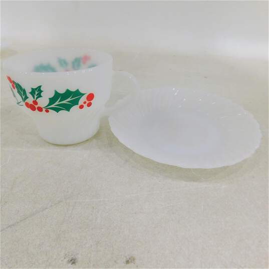 Vintage Termocrisa Crisa Christmas Holly Berry Milk Glass Set of 5 Cups & Saucers image number 2