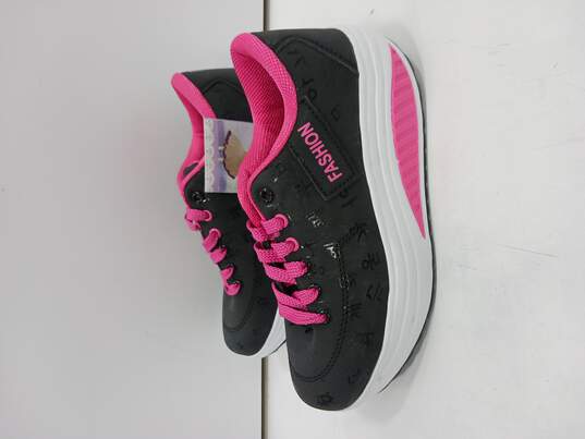 Fashion Women's Black & Pink Tennis Shoes Size 6.5 image number 1