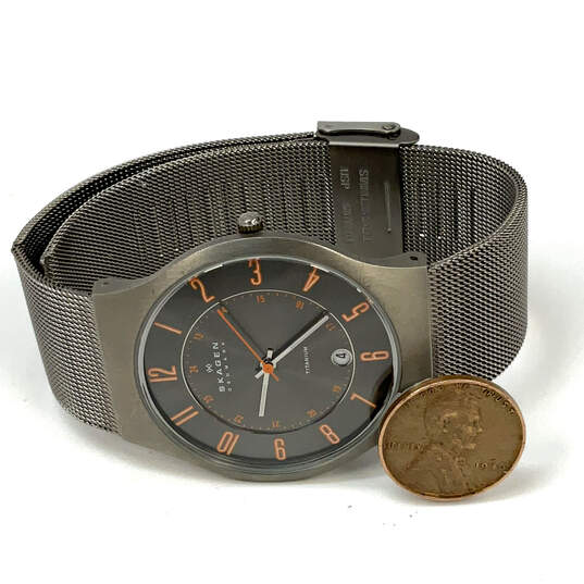 Designer Skagen Titanium 233XLTTMO Gray Water Resistant Analog Wristwatch image number 2
