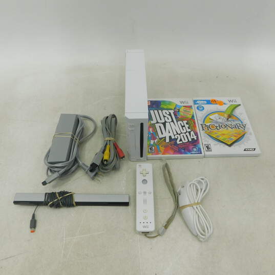 Nintendo Wii w/ controller, nunchuck, & 2 Games image number 1