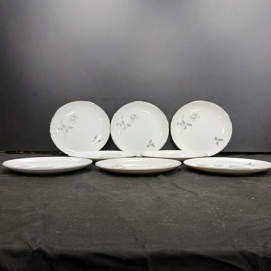 Bundle of 8 White Queens Royal Plates image number 2