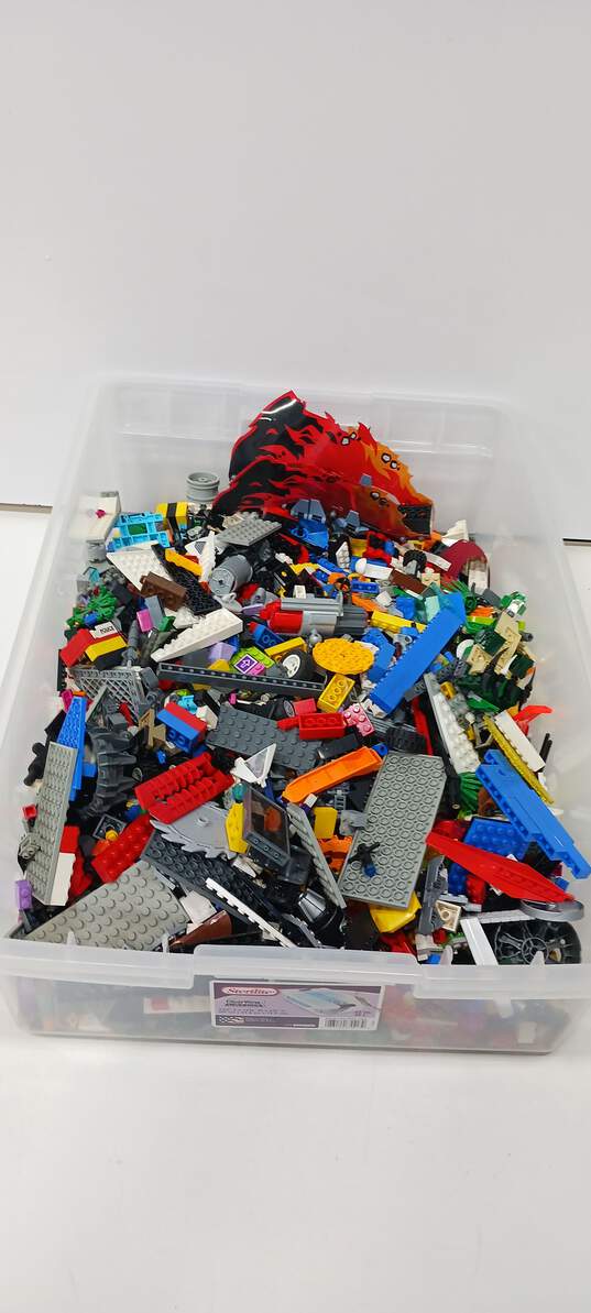 9.5 lbs of Assorted Lego Pieces image number 2