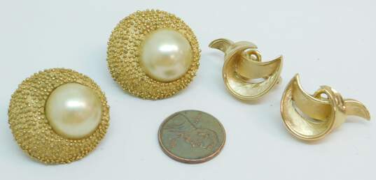 Vintage Crown Trifari Faux Pearl Textured Gold Tone Clip On Earrings 32.1g image number 4