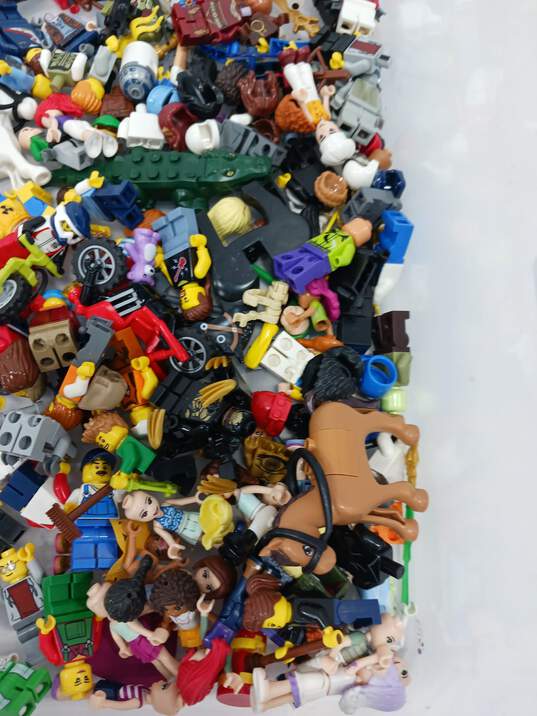 1.5lb Bundle of Assorted Lego Minifigures image number 5