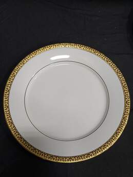 Bundle of 6 White Royal Gallery Gold Buffet Plates alternative image