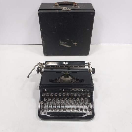 ROYAL Classic Typewriter In Case image number 1