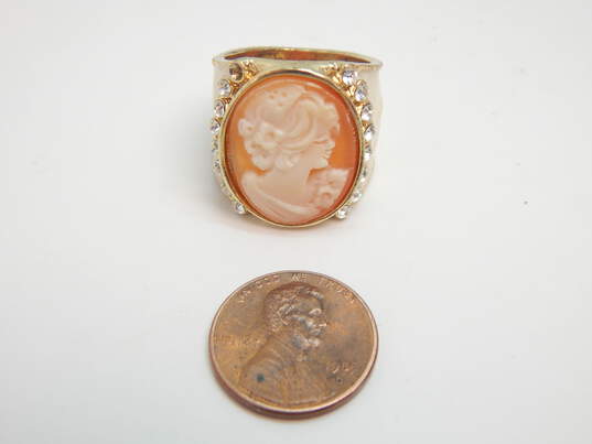 Amedeo Gold Tone Carved Shell Cameo Rhinestone Ring 9.6g image number 3
