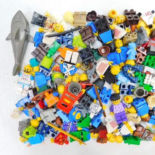 9.2 Oz. LEGO Miscellaneous Minifigures Bulk Lot image number 2
