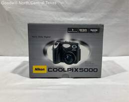 Nikon CoolPix 5000 Camera