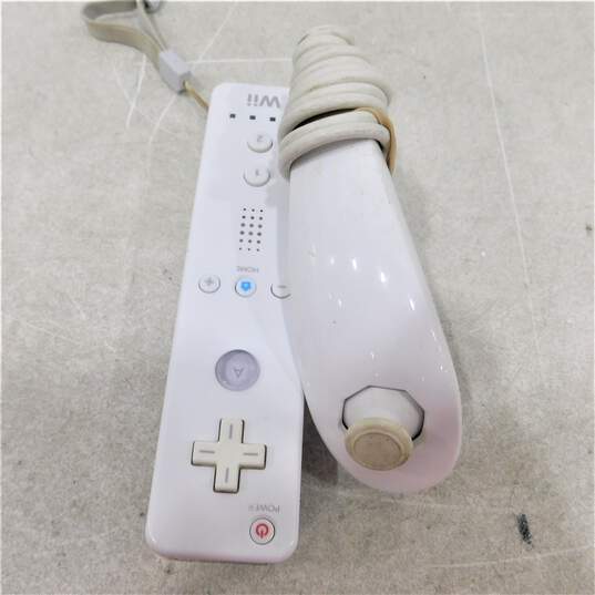 Nintendo Wii w/ 2 games image number 2
