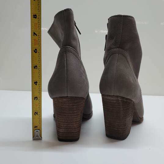 Frye Womens Gray Nubuck Leather Ankle Boots Heels Sz US 9 image number 5