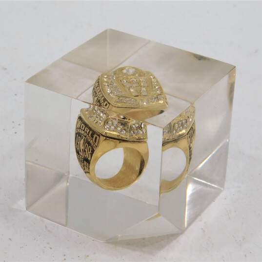 Chicago Bulls 1998 World Champs Replica Ring In Lucite image number 1