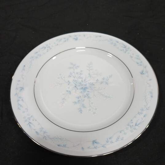 Bundle of 5 Noritake Contemporary Fine China Carolyn Floral White, Blue, And Silver Salad Plates image number 2