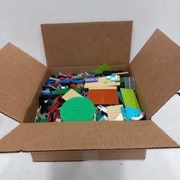 8.5lbs Bundle of Assorted Lego In Box