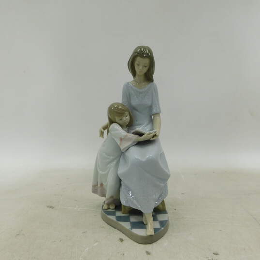 Lladro 5457 Bedtime Story Figurine Mother Reading to Daughter image number 1